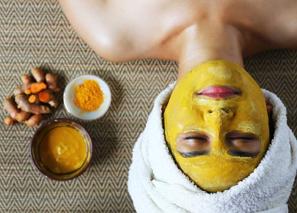 đắp mặt nạ tinh bột nghệ và mặt ong giúp đẹp da