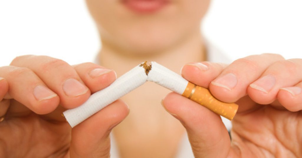 Hãy từ bỏ thói quan hút thuốc lá (nếu có)  để đẩy lùi bệnh trào ngược dạ dày