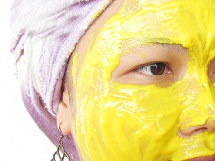 Thường dùng tinh bột nghệ vàng nguyên chất để làm mặt nạ dưỡng da