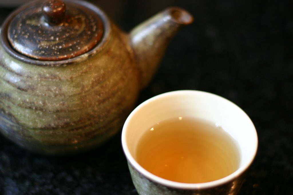 Mỗi ngày một cốc nước cam thảo ấm giúp hạn chế mùi hôi miệng