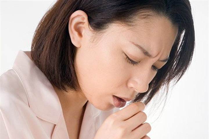 Trào ngược khiến cho acid dạ dày chảy ngược lên thực quản gây ho, đau rát cổ họng